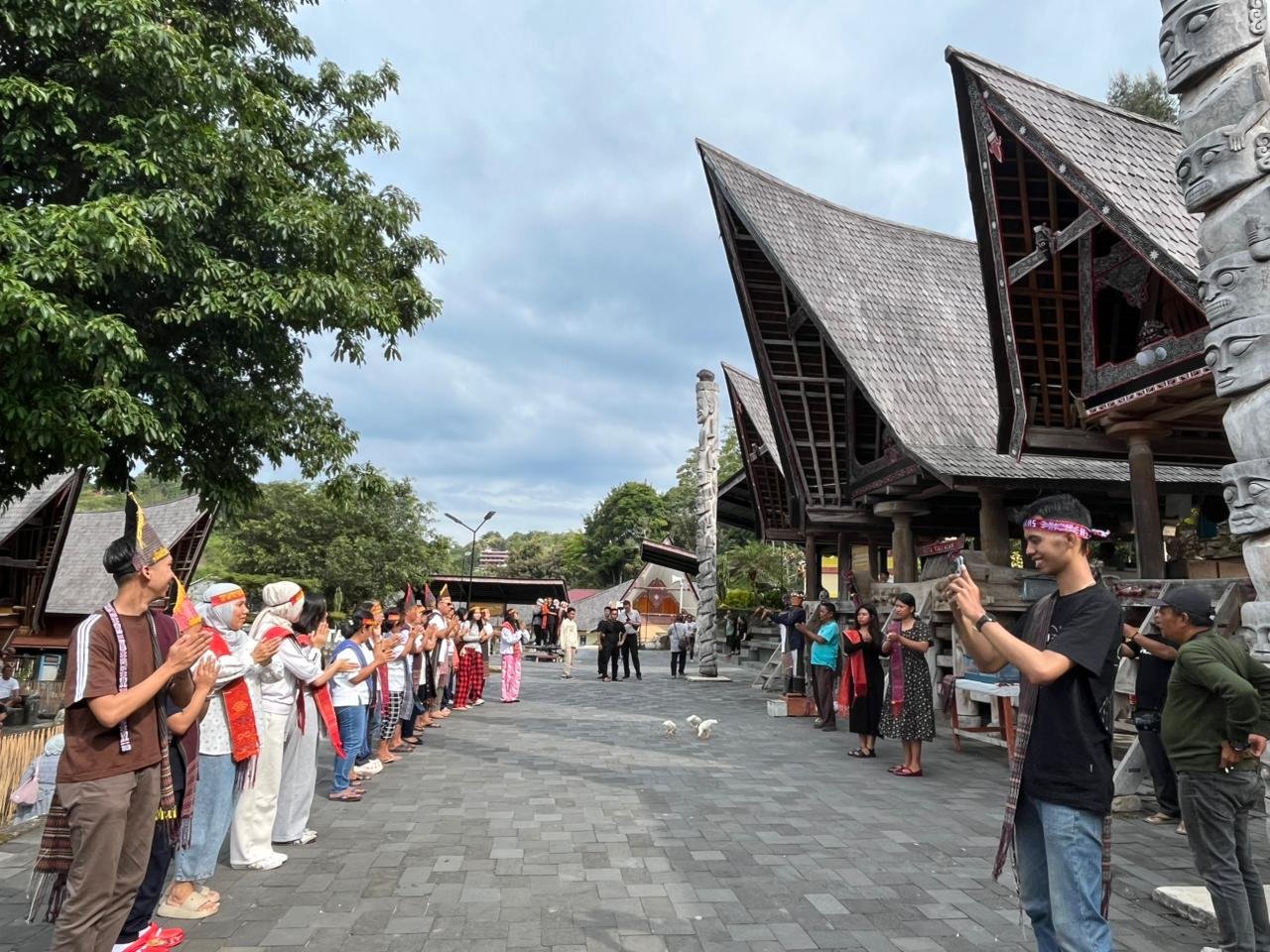 Pertunjukan Seni Tari Tor-Tor Tradisional